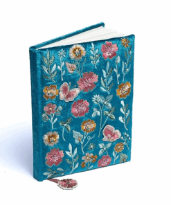 Cuaderno de terciopelo azul con flores