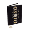 Cuaderno de terciopelo negro con fases lunares