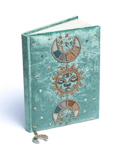 Cuaderno de terciopelo menta con fases lunares para yoga