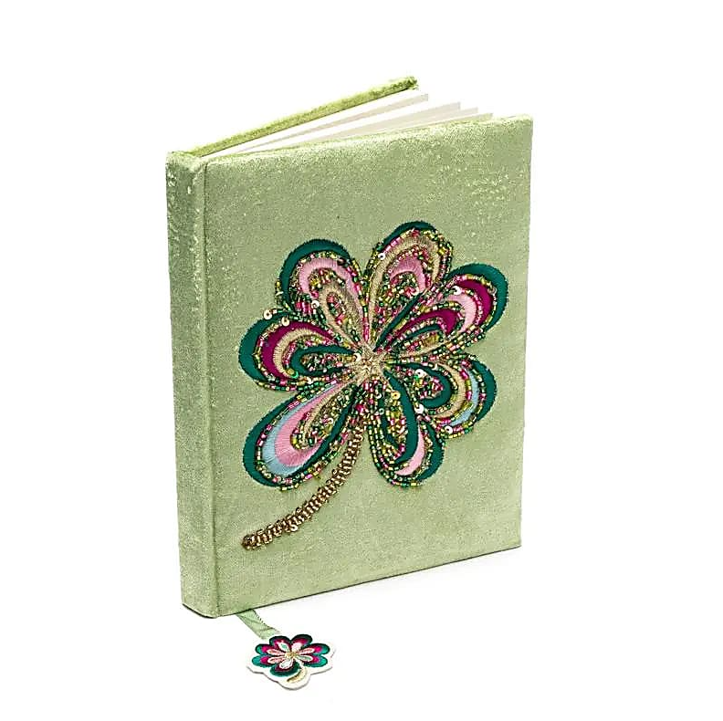 Cuaderno de terciopelo verde con trébol de cuatro hojas para yoga