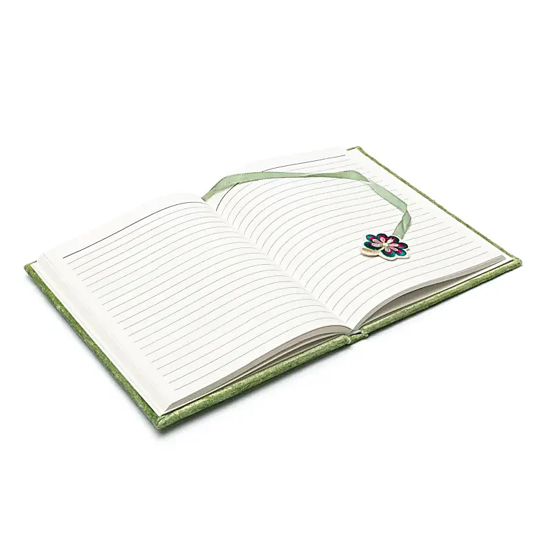 Cuaderno de terciopelo verde con trébol de cuatro hojas para yoga