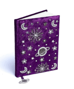 Cuaderno de terciopelo púrpura con galaxia