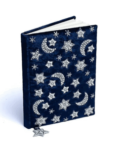 Cuaderno de terciopelo azul oscuro con sol y luna para yoga